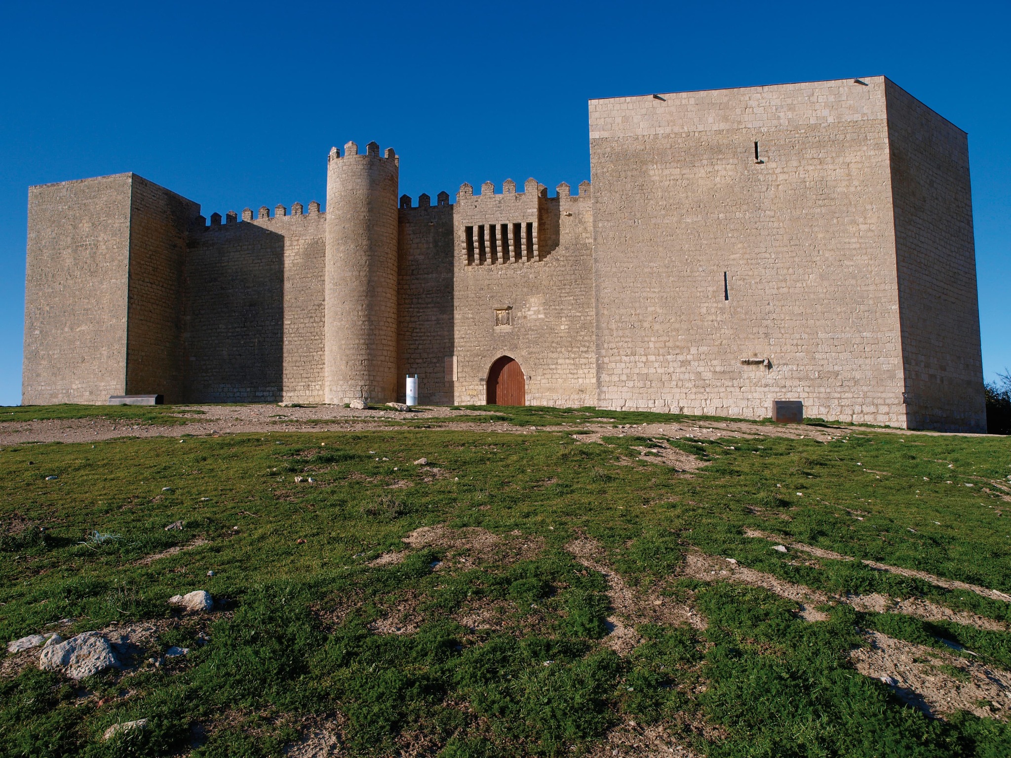 El castillo medieval de Valladolid que domina el paisaje castellano: una joya arquitectónica que ofrece panorámicas inigualables