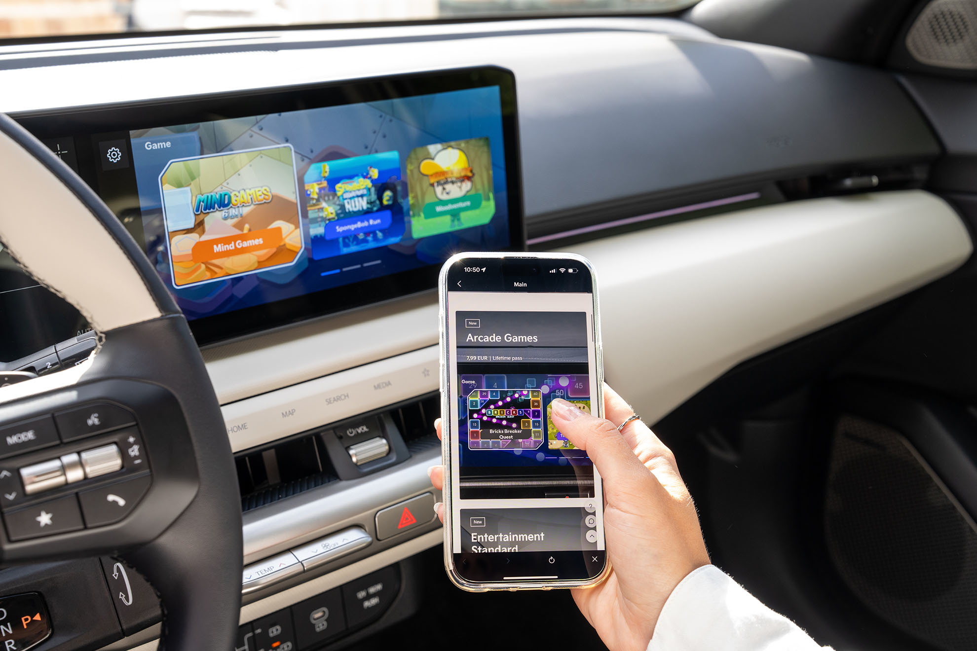 O Kia EV4 inclui entretenimento em seu sistema multimídia.