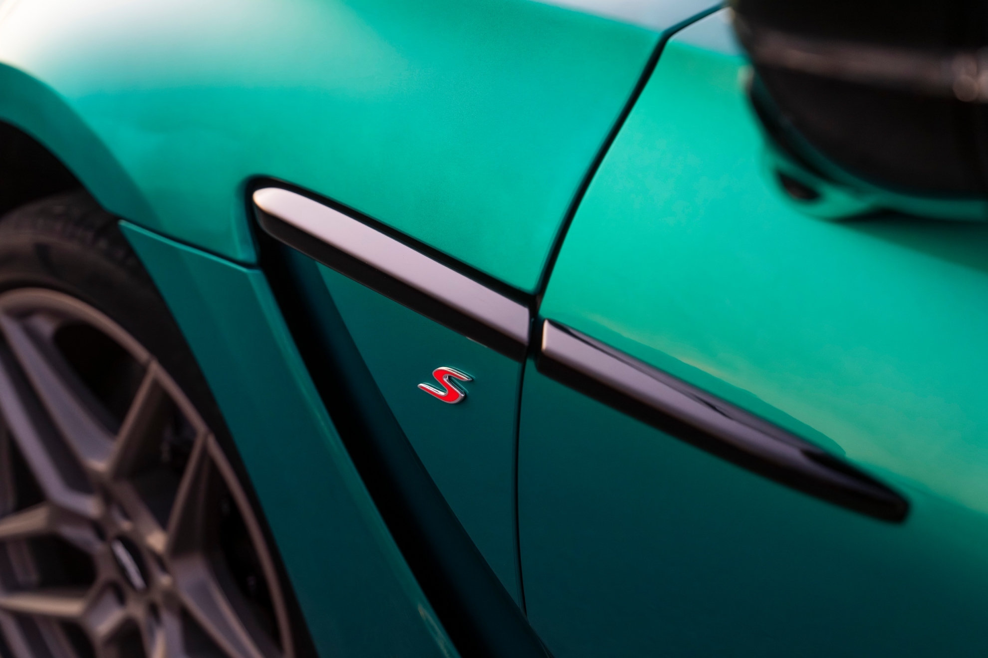 O S que define os Aston Martins mais potentes agora chega ao DBX.