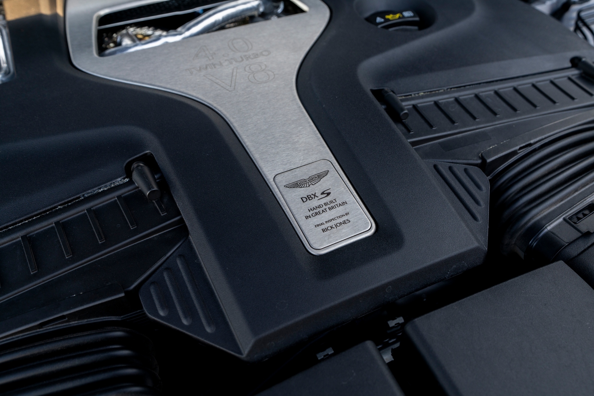 O V8 4.0 de origem AMG recebe os turbos do Valhalla para superar os números do Purosangue.