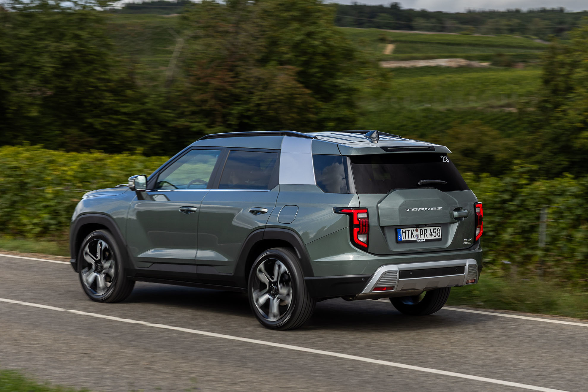 Seu novo motor híbrido de 204 cv permite atingir um consumo de combustível de 5,8 litros/100 km.