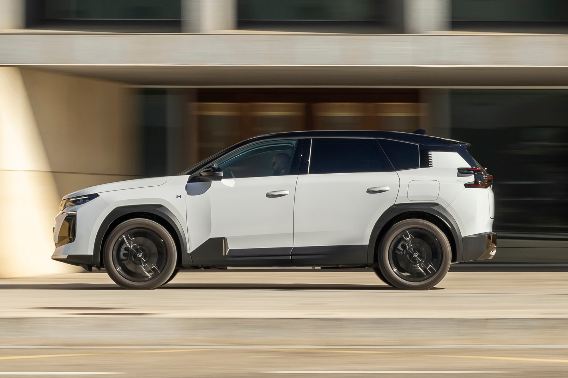 É um SUV de médio porte, com 4,65 metros, e bastante espaço interno.