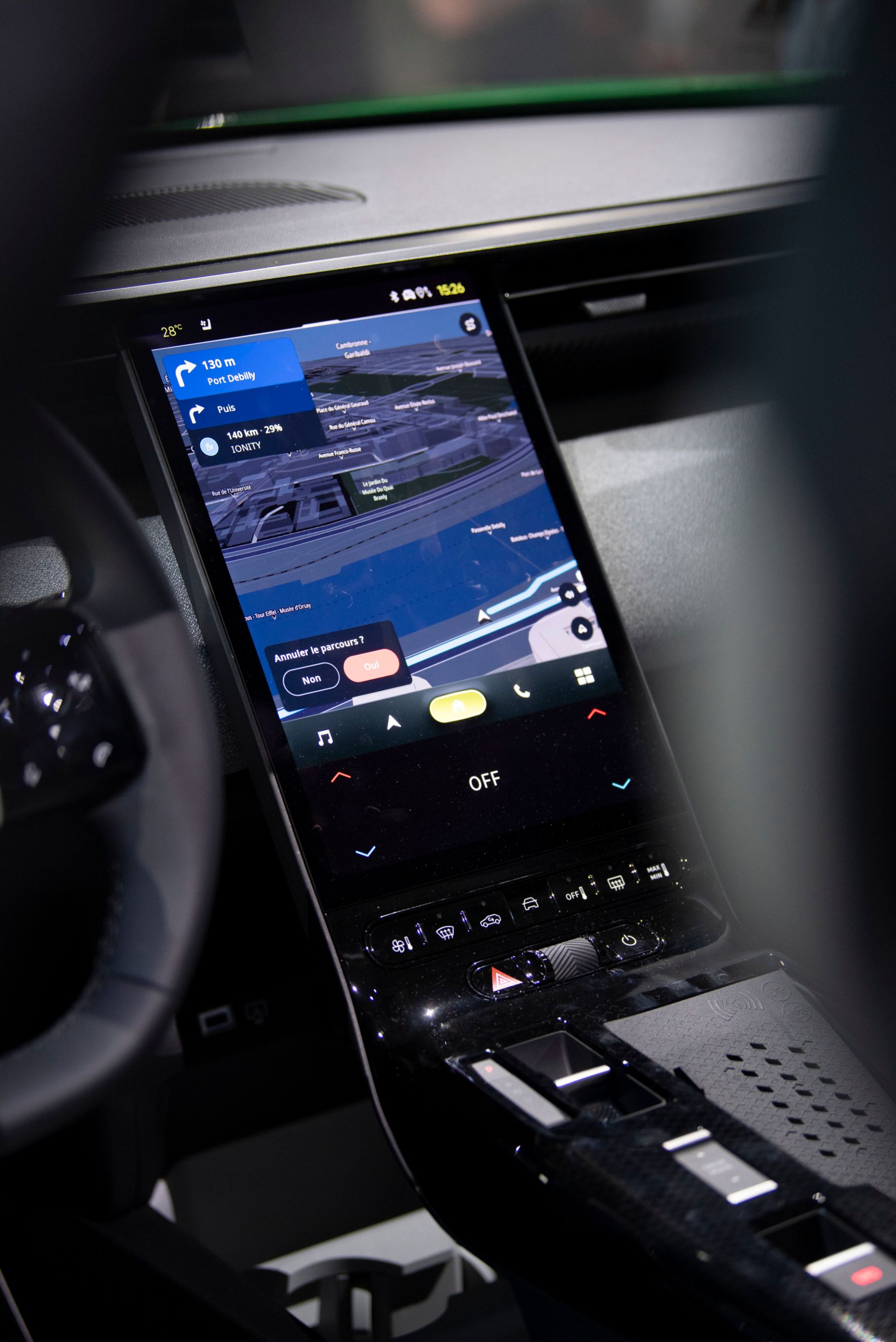 O novo formato vertical da tela é a mudança mais notável na cabine.