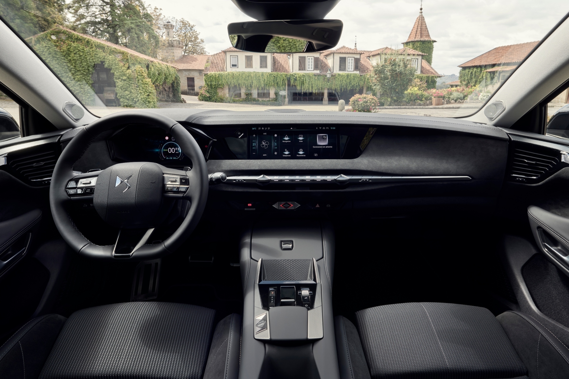 O interior quase não muda, embora a tela inferior do console do DS 4, que não era mais tão importante, tenha desaparecido.