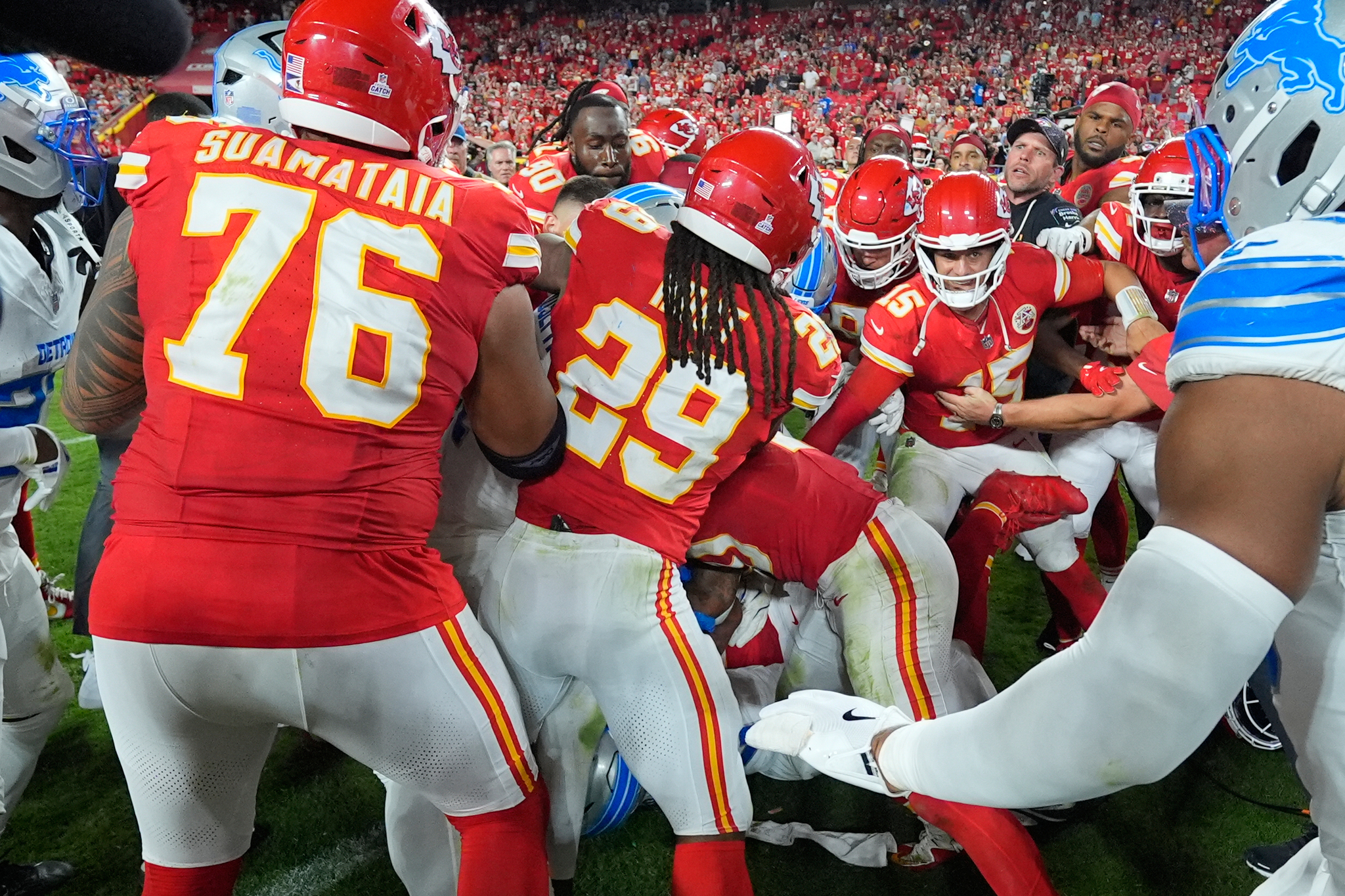 Patrick Mahomes flees the chaos after brawl erupts in Chiefs-Lions clash | Marca